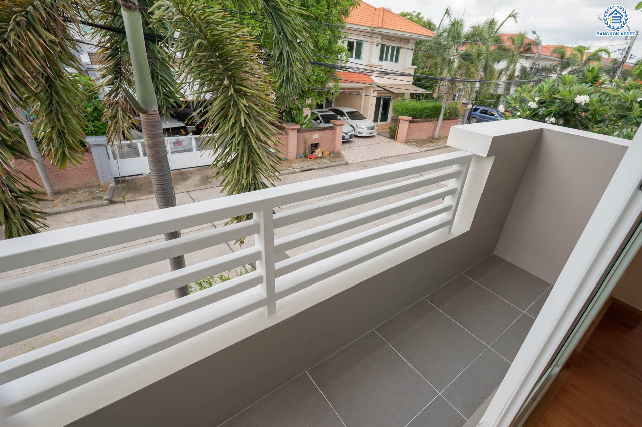 บ้านมือสองตกแต่งใหม่ โครงการ คาซ่าวิลล์ ราชพฤกษ์-แจ้งวัฒนะ จากแบรนด์ Q.House ต่อเติมครบพร้อมเข้าอยู่ เนื้อที่ 50 ตร.ว. ฟังก์ชันจัดเต็ม 3 ห้องนอน 2 ห้องน้ำ จอดรถได้ 2 คัน บนทำเลศักยภาพ ติดถนนราชพฤกษ์ ใกล้ทางด่วน "แจ้งวัฒนะ" และเซ็นทรัลแจ้งวัฒนะ